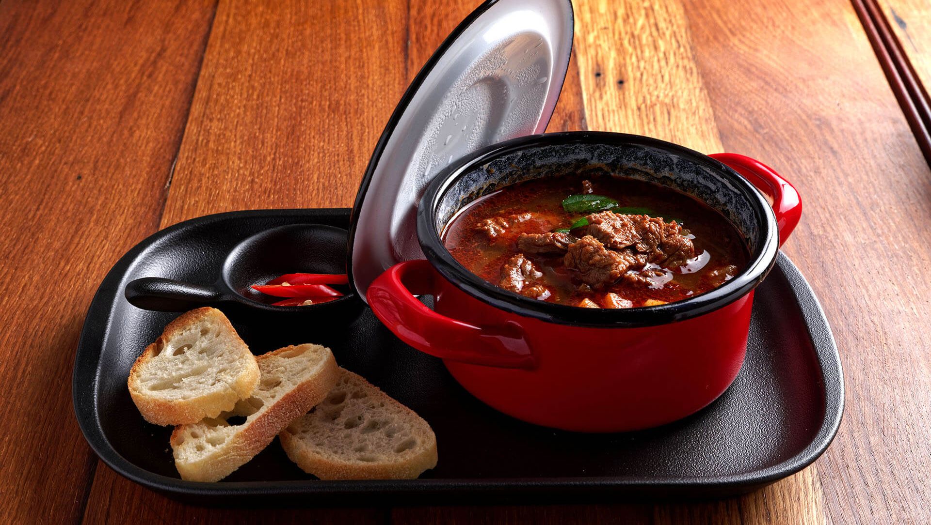 Bilde av oksestuing i rødvin